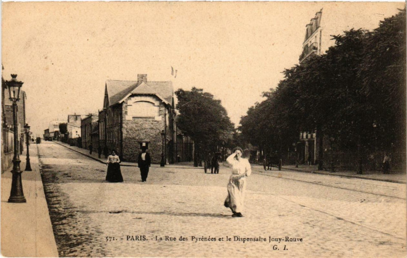 Carte postale ancienne La Rue des Pyrénées et le Dispensaire Jouy-Rouve à Paris 20e