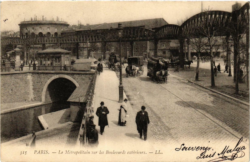 Carte postale ancienne Le Métropolitain sur les Boulevards extérieurs à Paris 10e