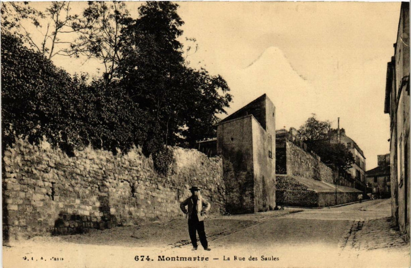 Carte postale ancienne Montmartre - La Rue des Saules à Paris 18e