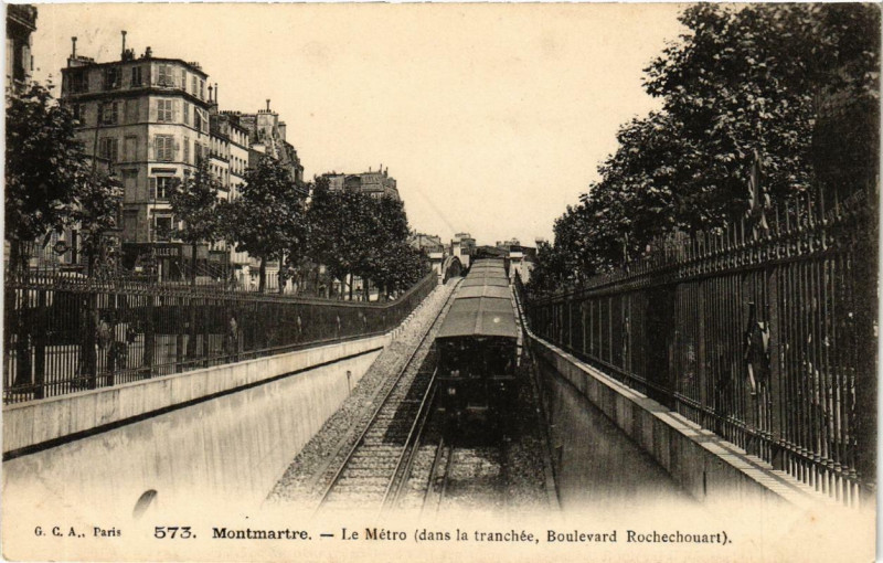 Carte postale ancienne Montmartre - Le Metro dans la tranchée - Boulevard Rochechouart à Paris 9e