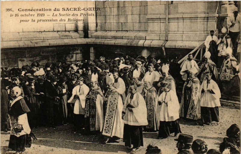 Carte postale ancienne Consécration du Sacré-Coeur - La Sortie des Prélats à Paris 18e