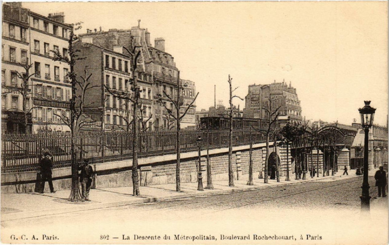 Carte postale ancienne La descente du Métropolitain - Boulevard Rochechouart à Paris 9e