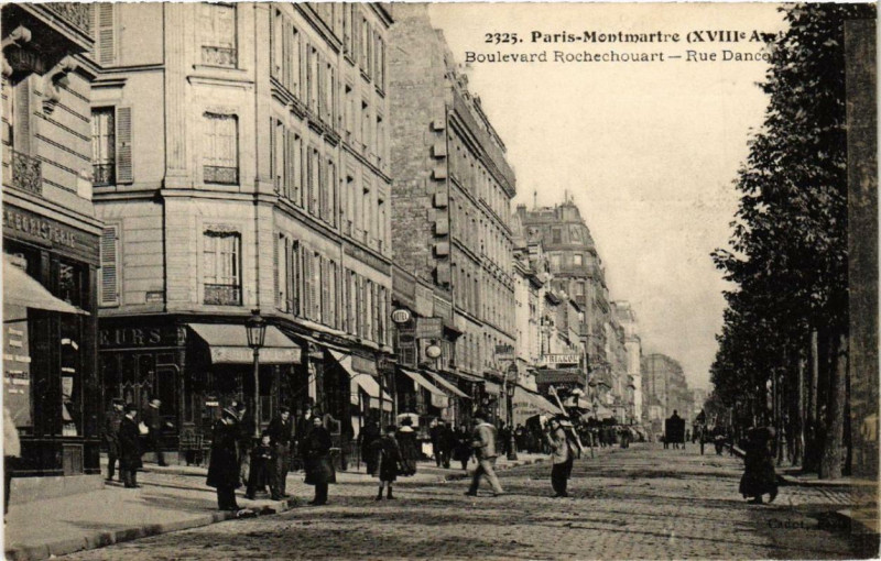 Carte postale ancienne Montmartre - Boulevard Rochechouart - Rue Dancourt à Paris 18e