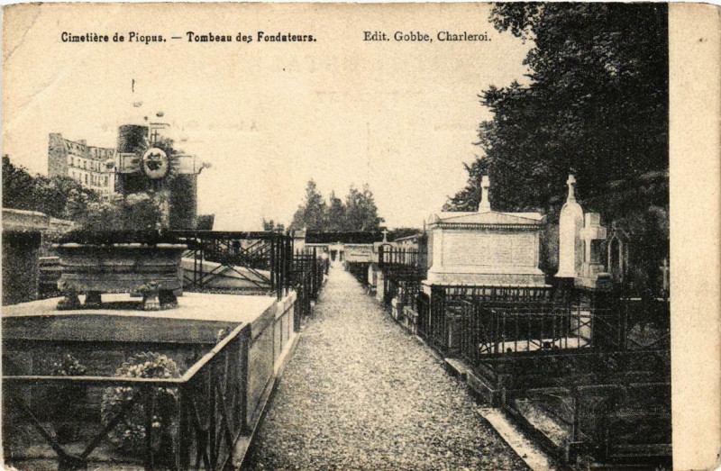 Carte postale ancienne Paris 12e Cimetiere de Picpus. Tombeau des Fondateurs à Paris 12e