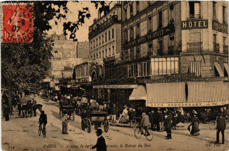 Carte postale ancienne Avenue de la Grande-Armée - le retour du Bois à Paris 16e
