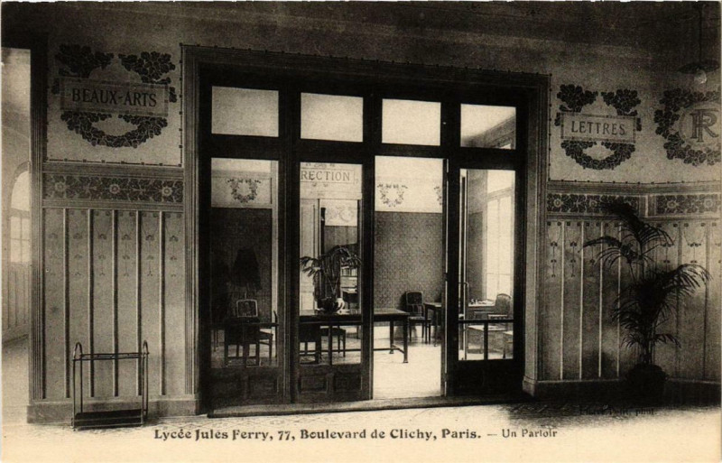 Carte postale ancienne Paris 9e Lycée Jules-Ferry. 77 Bd de Clichy. Un Parloir à Paris 9e