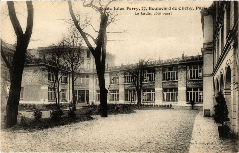 Carte postale ancienne Paris 9e Lycée Jules-Ferry. 77 Bd de Clichy. le jardin à Paris 9e