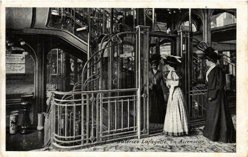 Carte postale ancienne Paris 9e Les Galeries Lafayette Un Ascenseur à Paris 9e