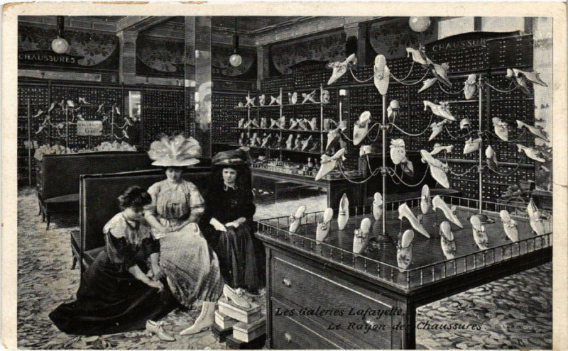 Carte postale ancienne Paris 9e Les Galeries Lafayette Le Rayon des Chaussures à Paris 9e