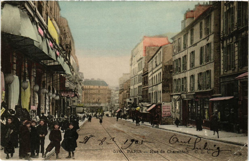 Carte postale ancienne Rue de Charenton à Paris 12e