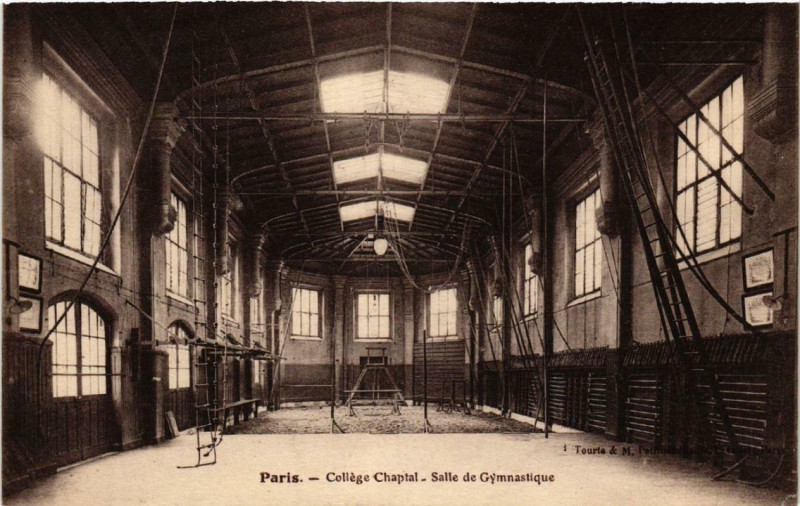 Carte postale ancienne Paris 8e College Chaptal. Salle de Gymnastique à Paris 8e