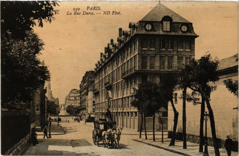 Carte postale ancienne La Rue Duroc à Paris 7e