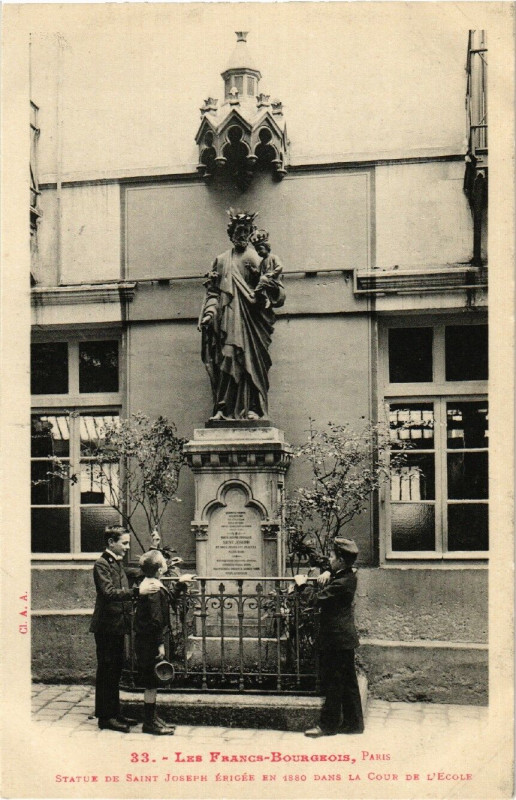 Carte postale ancienne Paris 4e Les Francs-Bourgeois. Statue de Saint-Joseph à Paris 4e