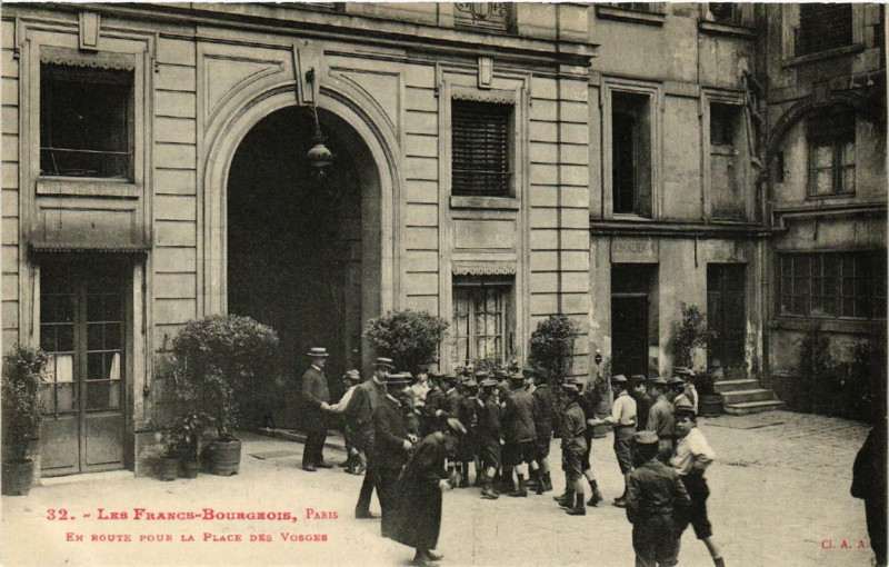 Carte postale ancienne Paris 4e Les Francs-Bourgeois En route pour la Place des Vosges à Paris 4e