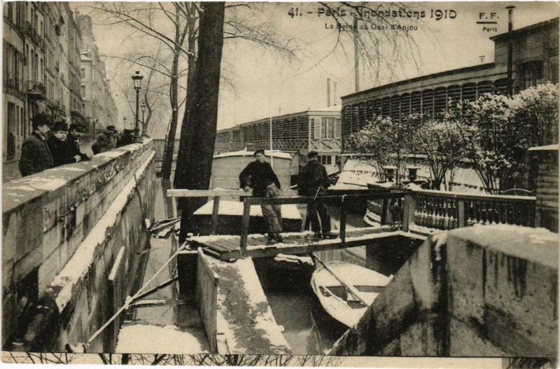 Carte postale ancienne Paris 4e La Seine au Quai d'Anjou à Paris 4e