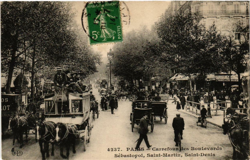 Carte postale ancienne Paris 4e Carrefour des Bds Sebastopol Saint-Martin Saint-Denis à Paris 4e