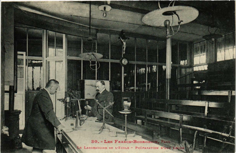 Carte postale ancienne Paris 4e Les Francs-Bourgeois. Laboratoire de l'Ecole à Paris 4e