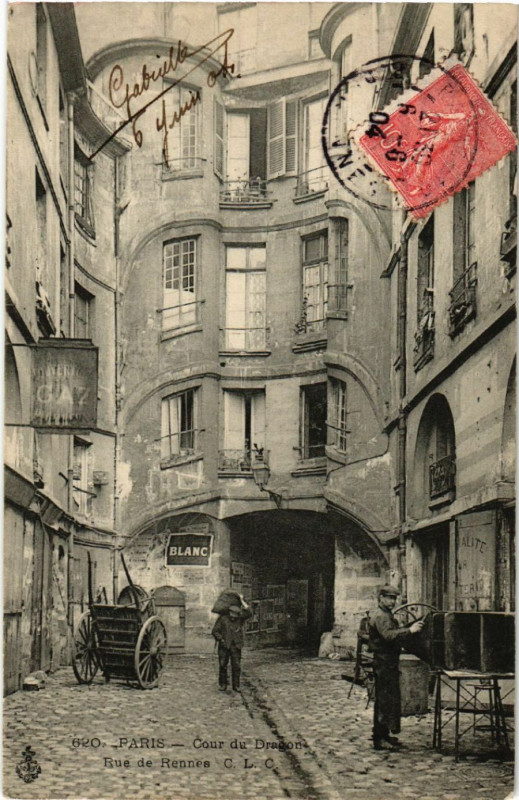 Carte postale ancienne Cour du Dragon - Rue de Rennes à Paris 6e