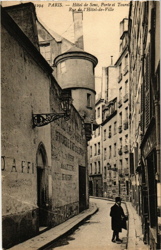Carte postale ancienne Paris 4e Hotel de Sens Rue de l'Hotel-de-Ville Porte Tourelle à Paris 4e