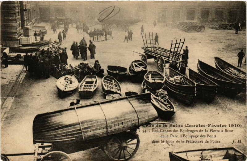 Carte postale ancienne Paris 4e Le Canots des Equirages de la Flotte a Brest à Paris 4e