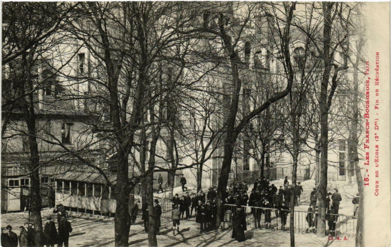 Carte postale ancienne Paris 4e Les Francs-Bourgeois. Cour de l'Ecole à Paris 4e