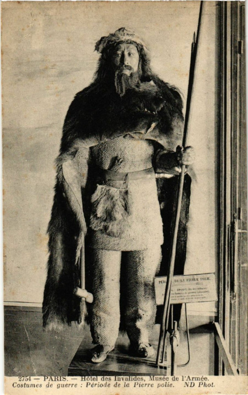 Carte postale ancienne Paris 7e Musée de l'Armée. Pierre polie à Paris 7e