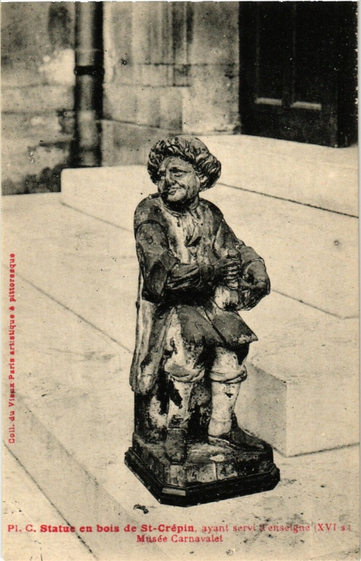 Carte postale ancienne Paris 3e Musée Carnavalet. Statue en bois de Saint-Crépin à Paris 3e
