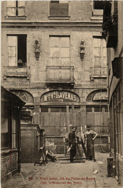 Carte postale ancienne Paris 3e Cour le Rome rue des Vertus. Vieil Hotel à Paris 3e