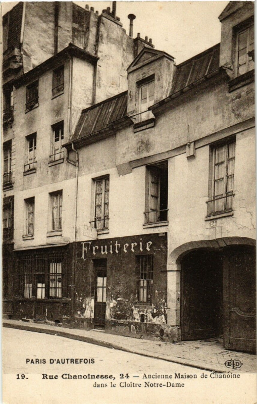 Carte postale ancienne Paris 3e D'Autrefois 24 Rue Chanoinesse. Ancienne Maison à Paris 3e