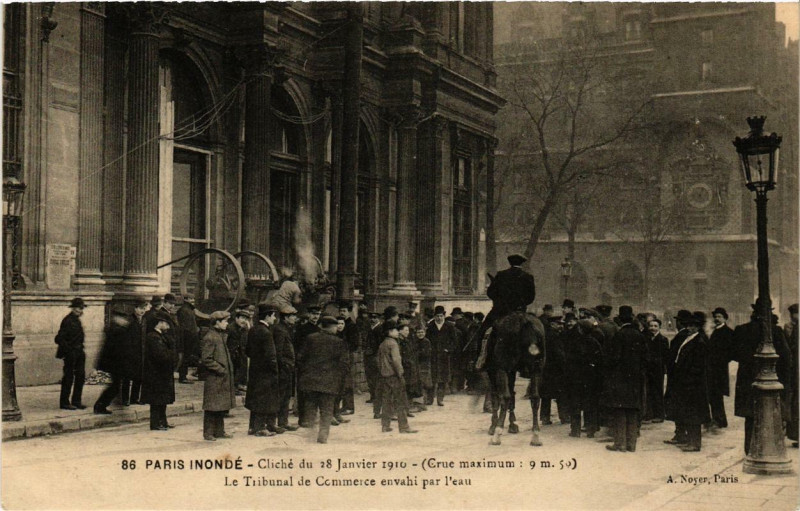 Carte postale ancienne Paris 4e Le Tribunal de Commerce envahi par l'eau à Paris 4e