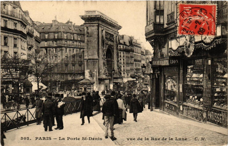 Carte postale ancienne Paris 3e La Porte Saint-Denis. vue de la rue de la Lune à Paris 3e