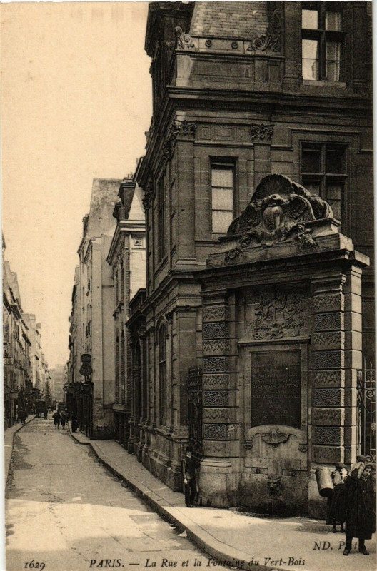 Carte postale ancienne Paris 3e La Rue et la Fontaine du Vert-Bois à Paris 3e