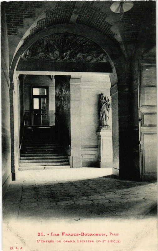Carte postale ancienne Paris 4e Les Francs-Bourgeois. L'Entrée du Grand Escalier à Paris 4e