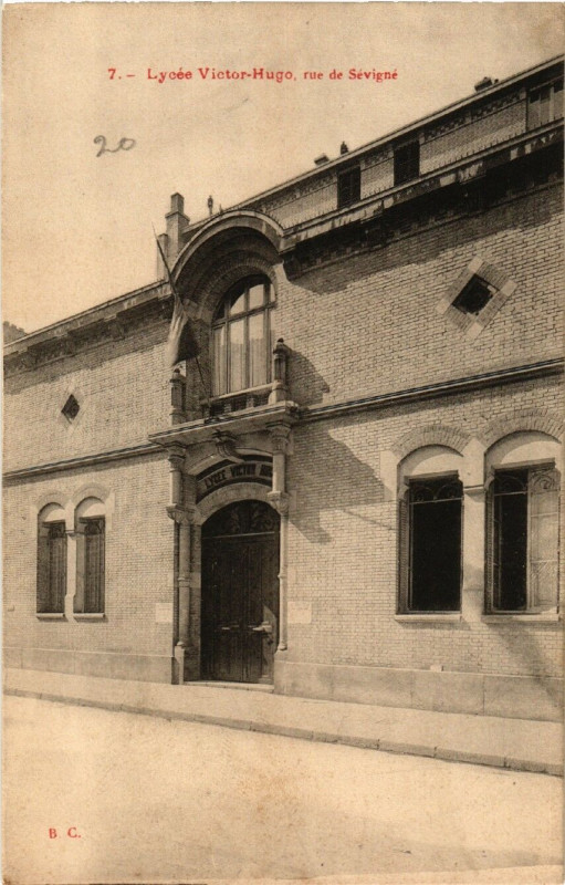 Carte postale ancienne Paris 4e Lycée Victor-Hugo. rue de Sevigne à Paris 4e