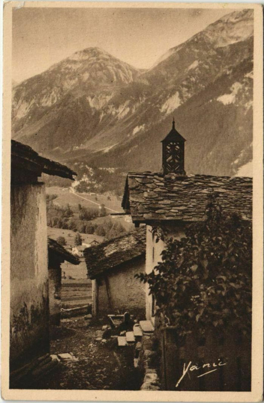 Carte postale ancienne Pralognan-la-Vanoise La Chapelle des Bieux et le Petit Mont-Blanc à La Chapelle