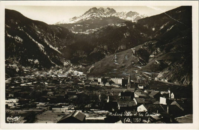 Carte postale ancienne Modane Modane-Ville et les Casernes à Modane