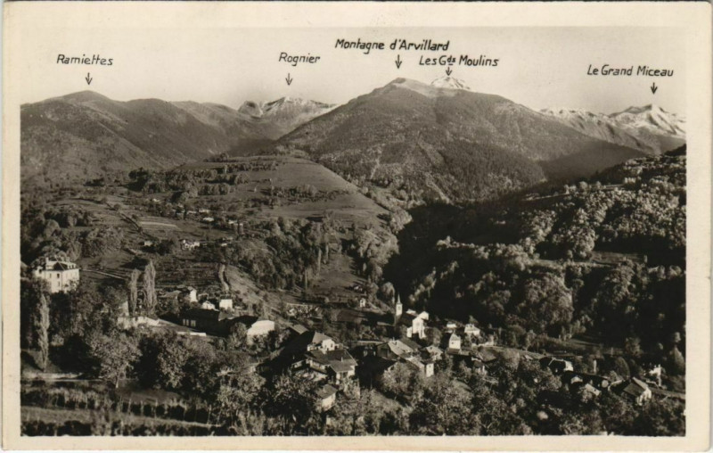 Carte postale ancienne Arvillard et son Chateau à Arvillard
