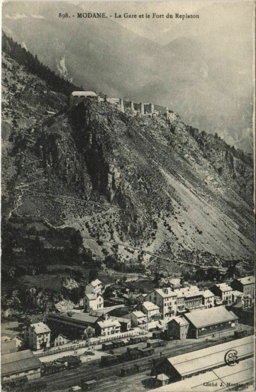 Carte postale ancienne Modane La Gare et le Fort du Replaton à Modane