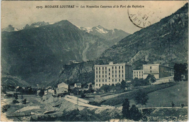 Carte postale ancienne Modane Loutraz - Les Nouvelles Casernes et le Fort du Replaton à Modane