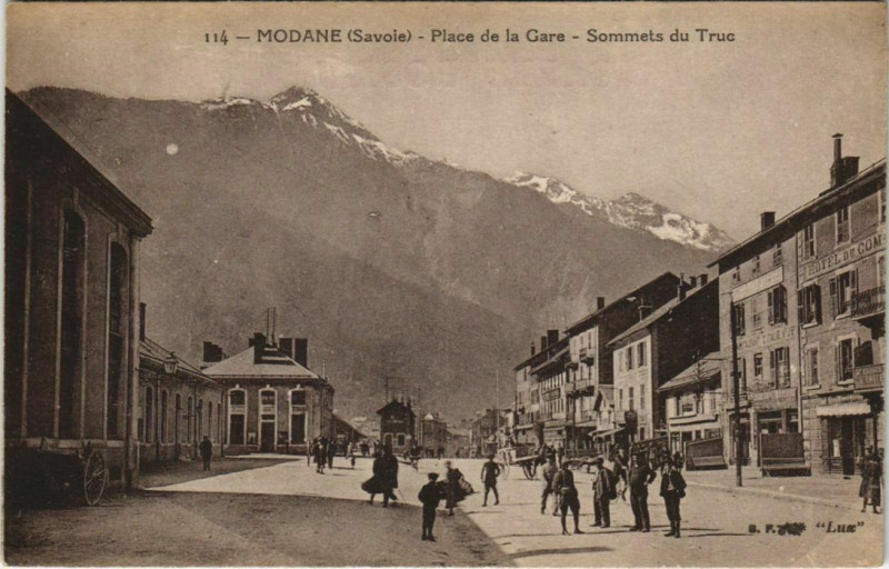 Carte postale ancienne Modane Place de la Gare - Sommets du Truc à Modane