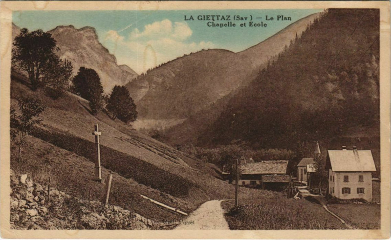 Carte postale ancienne La Giettaz Le Plan - Chapelle et Ecole à La Giettaz