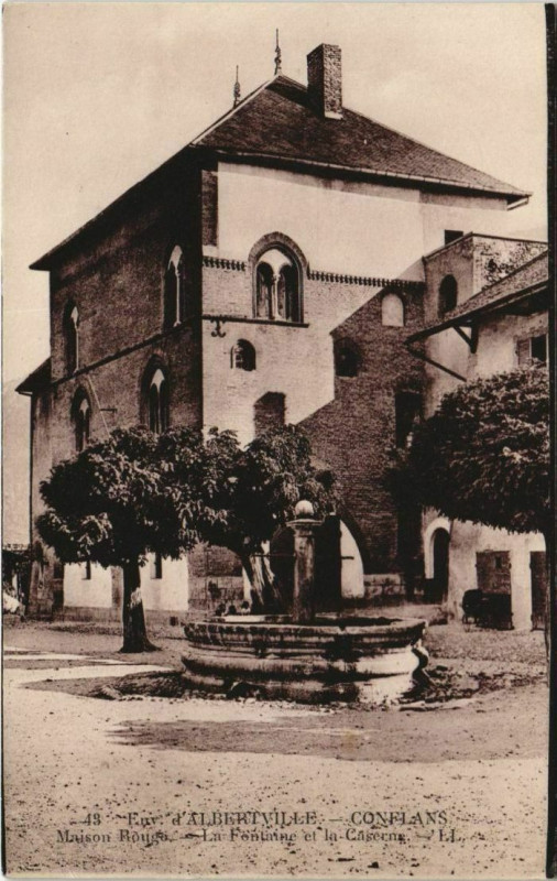 Carte postale ancienne Albertville Conflans - Maison Rouge - La Fontaine et la Caserne à Albertville