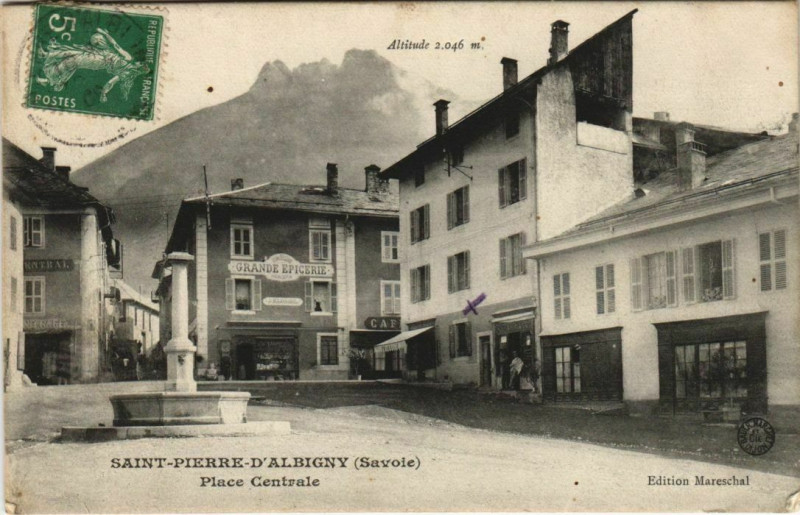 Carte postale ancienne Saint-Pierre-d'Albigny Place Centrale à Saint-Pierre-d'Albigny