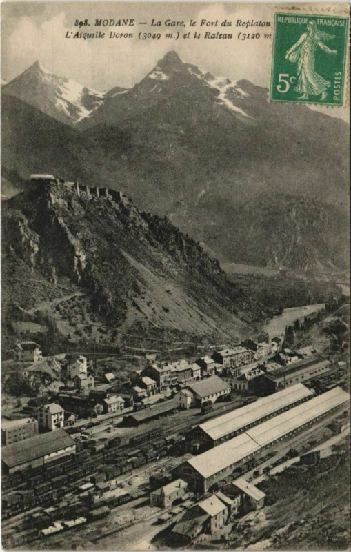Carte postale ancienne Modane La Gare - Le Fort du Replaton à Modane