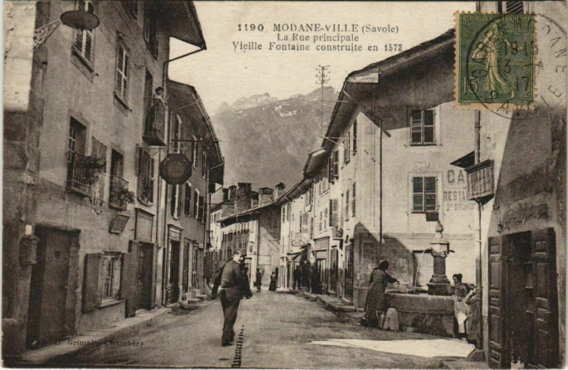 Carte postale ancienne Modane-Ville La Rue Principale - Vieille Fontaine à Modane
