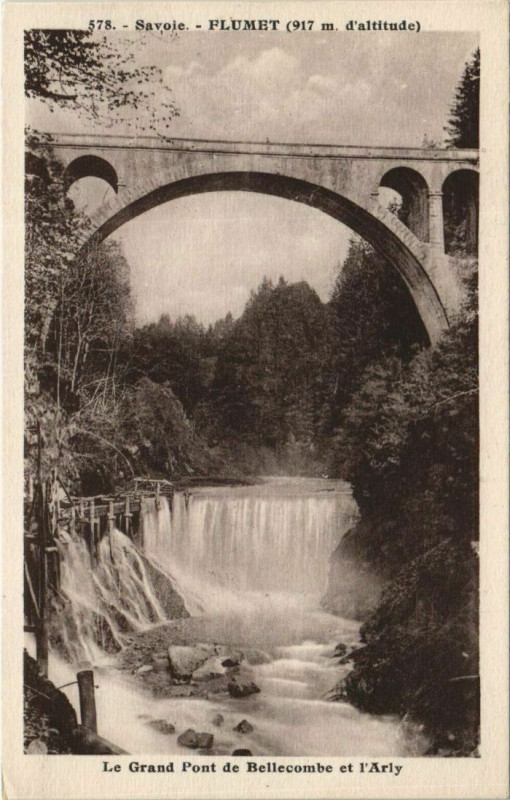 Carte postale ancienne Flumet Le Grand Pont de Bellecombe et l'Arly à Flumet