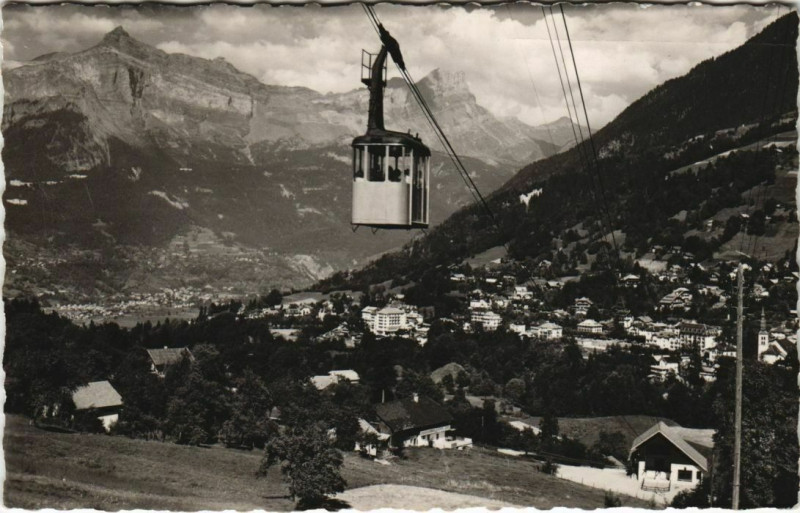 Carte postale ancienne Saint-Gervais-les-Bains Vue Generale - Teleferique du Bettex