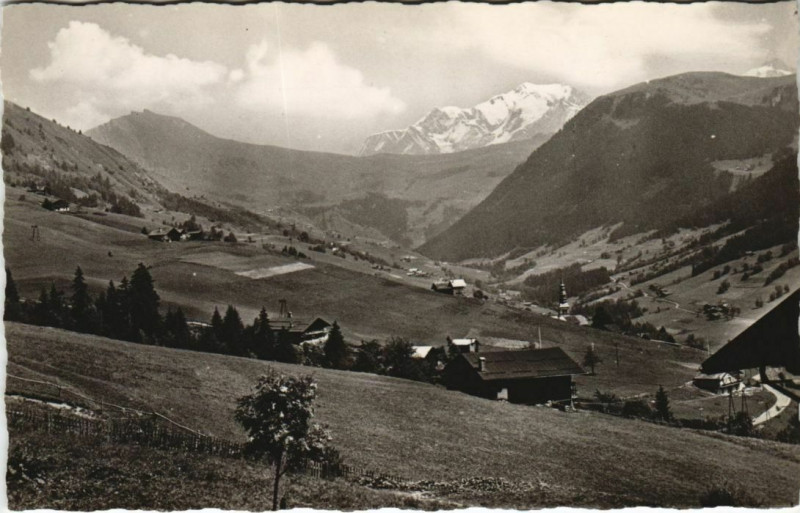 Carte postale ancienne Hauteluce Vue Generale et le Mont-Blanc à Hauteluce