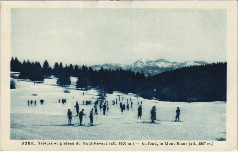 Carte postale ancienne Skieurs au Plateau du Mont-Revard - Au Fond le Mont-Blanc