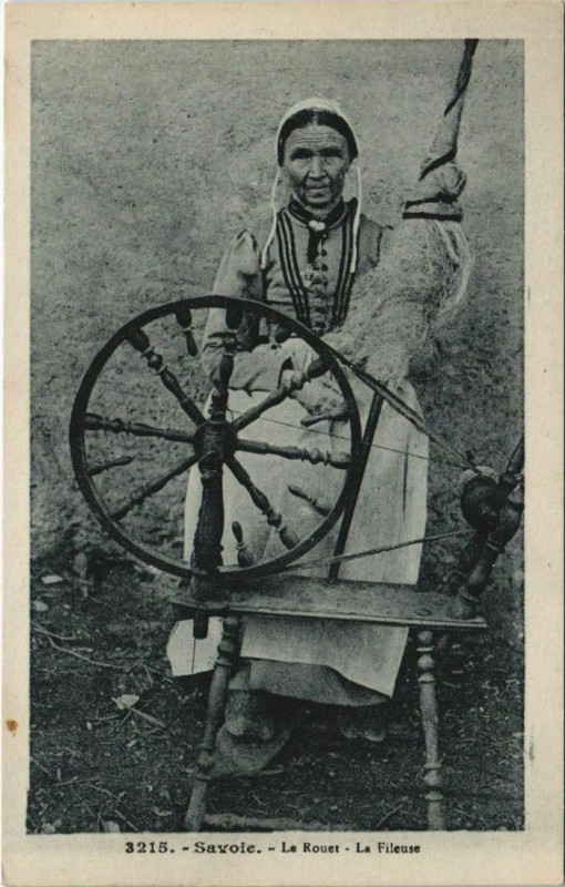 Carte postale ancienne Savoie - La Rouet - La Fileuse